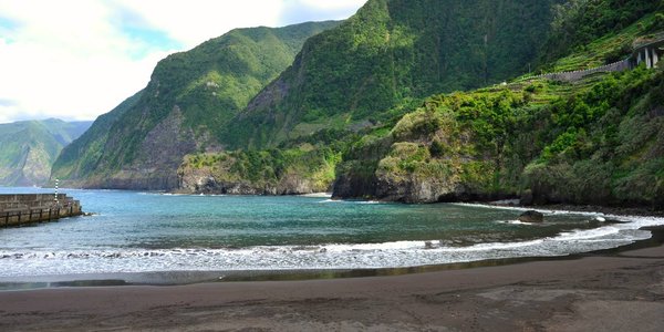 Seixal – najpopularniejsza czarna plaża na Maderze