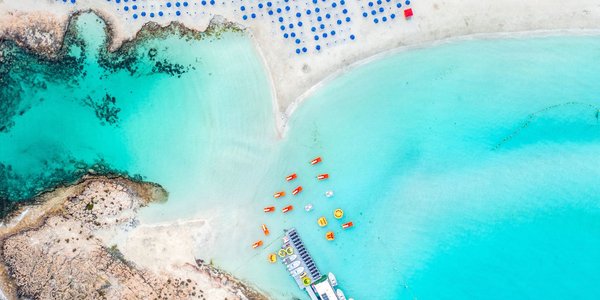 Nissi Beach – kompletny przewodnik po najpiękniejszej plaży Ayia Napa